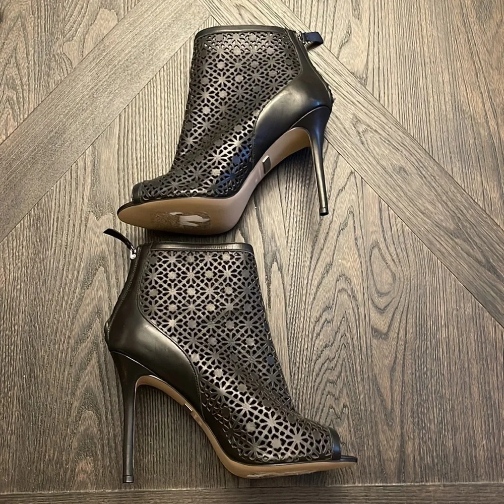 Badgley Mischka Black Laser Cut Booties Size 9 5 - Picture 6 of 10